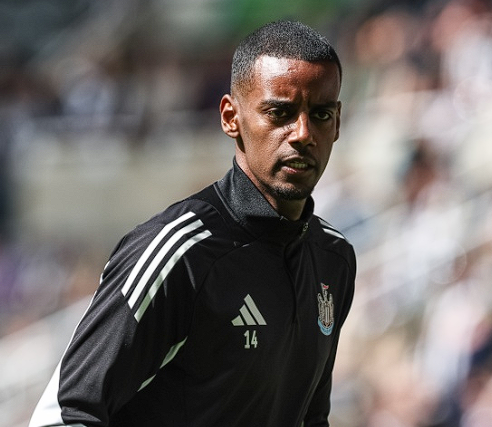 鲁尼论利物浦锋线：伊萨克状态欠佳，埃基蒂克或更占优